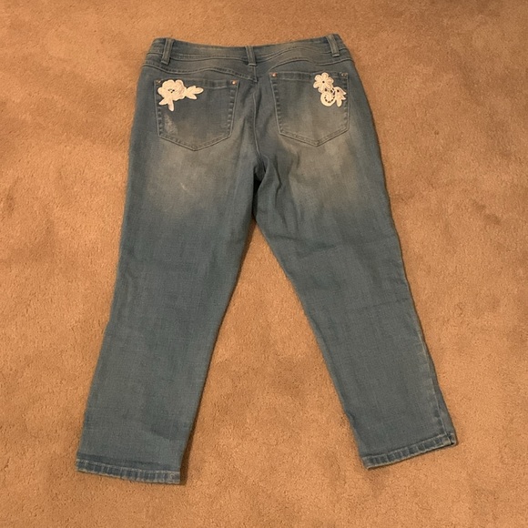 Reunion Distressed Capri Jeans with Appliqués in Size 8 - Picture 3 of 8